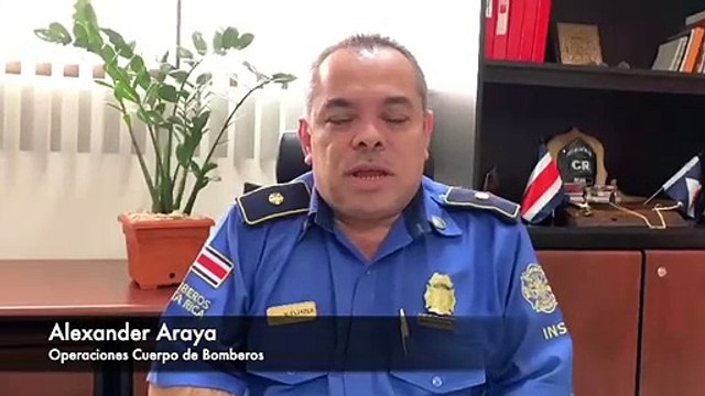 Bomberos luchan por horas contra incendio que consume bosque en Guanacaste