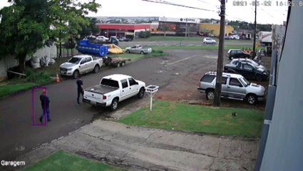 Caminhonete S-10 foi furtada no Bairro Maria Luíza; Câmera registrou o crime