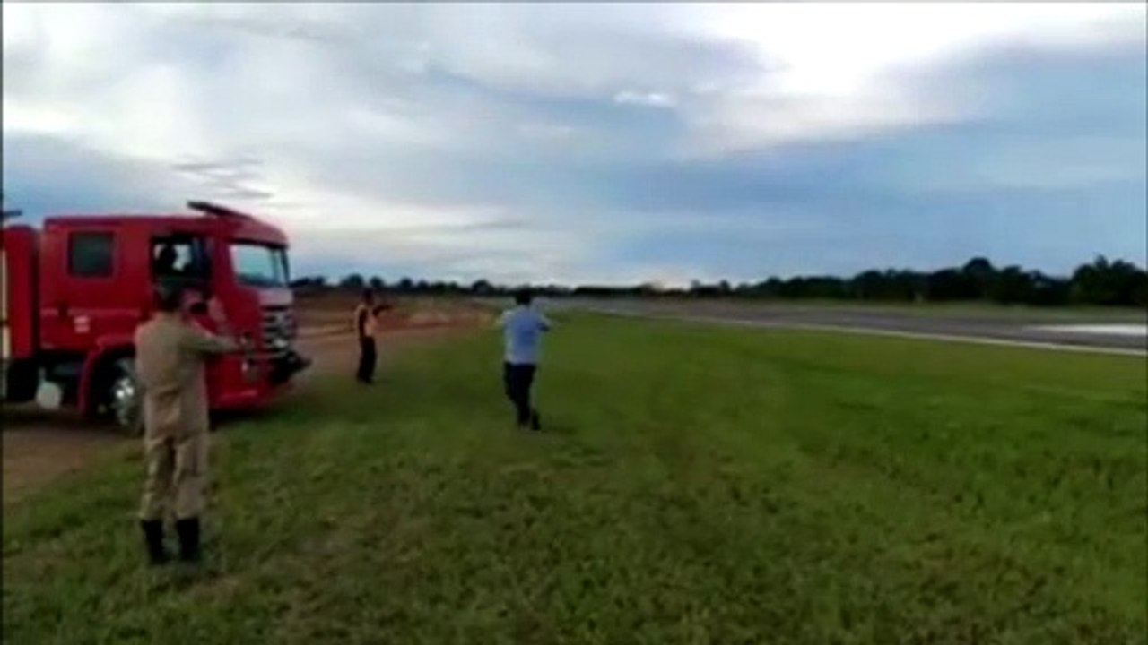Com pane em trem de pouso, avião do senador Acir Gurgacz faz pouso de barriga em Rondônia; veja o vídeo