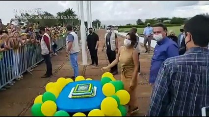 Bolsonaro reparte torta de cumpleaños a sus seguidores tras lavarse las manos en un estanque