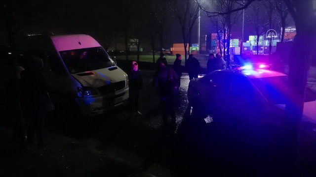 KOCAELİ - Yolun karşısına geçmek isterken işçi servisinin çarptığı Özbekistan uyruklu kadın yaralandı