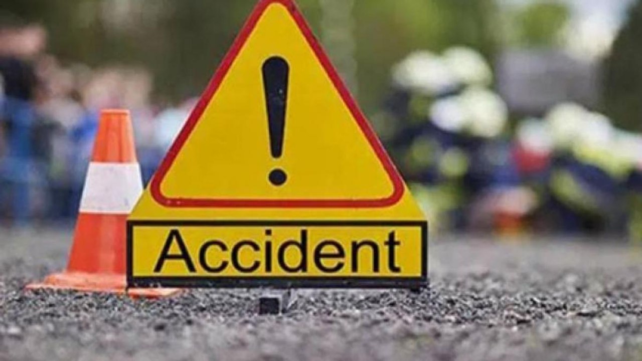 Dumper hits bike in Bhind, 2 killed, child injured
