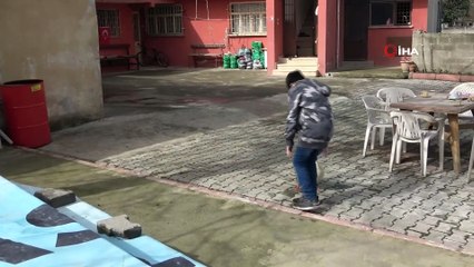 Küçük Yusuf’la ördeğin dostluğu görenleri hayrete düşürüyor