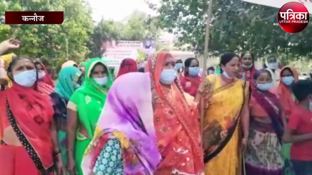 शराब ठेका हटाने को लेकर दर्जनों महिलाओं का कलेक्ट्रेट में नारेबाजी के साथ प्रदर्शन