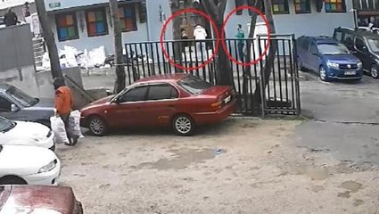 Yarım saatte 3 kişiyi bıçaklayan şüphelinin, olaydan önce pakta gençlere saldırdığı anlar kamerada