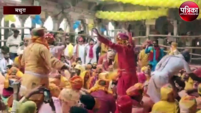 नंद गाँव से निमंत्रण देकर लौटने वालों पर बरसाना के लोगों ने बरसाये लड्डू