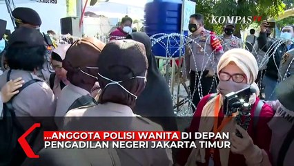 Ngaku Pengacara Rizieq, Wanita Ini Ribut dengan Polwan di luar PN Jakarta Timur