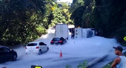 Brezilya'da tıbbi oksijen taşıyan tır devrildi