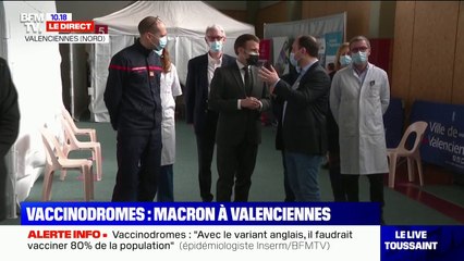 Emmanuel Macron est en visite dans un vaccinodrome à Valenciennes