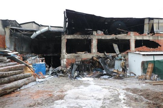 Sakarya'da, mobilyacılar çarşısındaki yangında hasar tespit çalışması yapılıyor