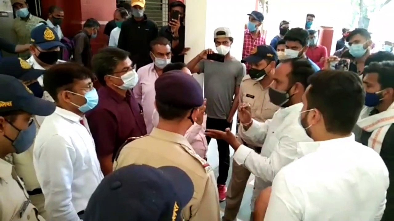 NSUI द्वारा देवी अहिल्या विश्व  विद्यालय में किया प्रदर्शन, सभी विभागों की परीक्षा ऑनलाइन कराने की मांग की