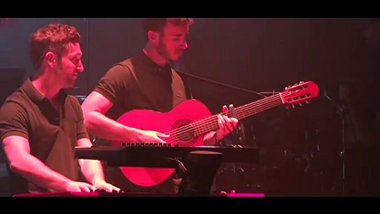 Boulevard Des Airs chante "Allez reste" au Printemps de Bourges