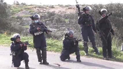 İsrail güçlerinden Yahudi yerleşimcilere karşı Urme Tepesi'nde nöbet tutan Filistinlilere müdahale