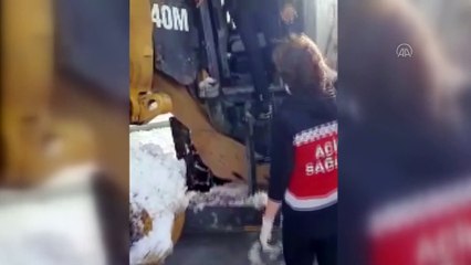 AĞRI - Yolu kardan kapanan mezrada rahatsızlanan kişi greyderle ambulansa ulaştırıldı