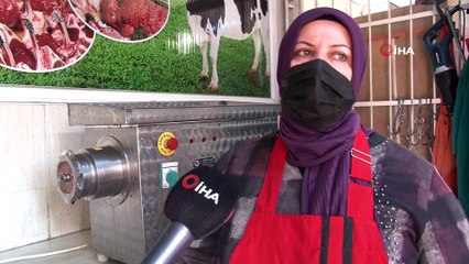 Elinde satırı gören şaşırıyor