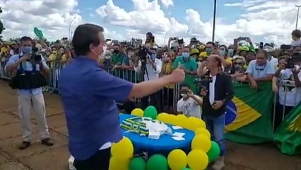 Download Video: Covid-19: au Brésil, Jair Bolsonaro distribue des parts de son gâteau d'anniversaire à ses supporters