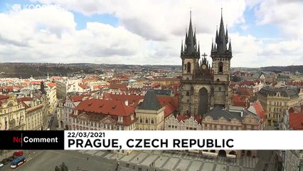 شاهد: تشيكيون يحوّلون إحدى أشهر ساحات العاصمة إلى "مقبرة" بعد سنة من الوباء
