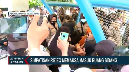 Paksa Masuk ke Ruang Sidang, Wanita Pendukung Rizieq Shihab Ribut dengan Petugas