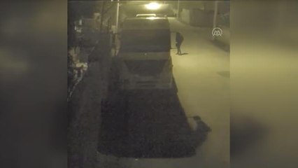 Kamyondan akü hırsızlığı güvenlik kamerasına yansıdı