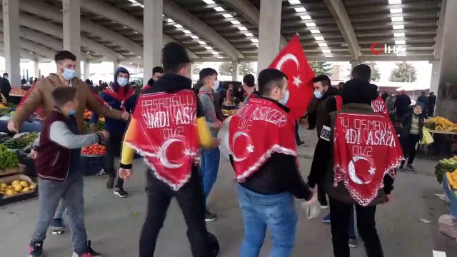 Asker adayları pazar esnafını ziyaret edip oyun havası oynadı