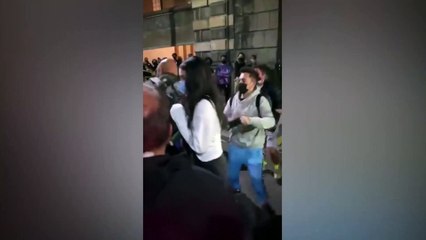 Bir anda dünyaca ünlü şarkıcı Dua Lipa'nın üzerine koştu; ortalık karıştı!