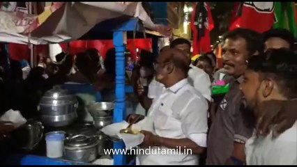 அமைச்சர் டி. ஜெயக்குமார், தள்ளுவண்டியில் விற்கும் உணவை சாப்பிட்டுகொண்டு வாக்கு சேகரிப்பு