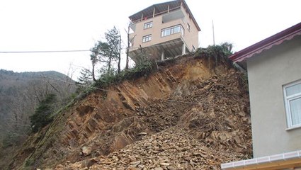 3 yılda zar zor inşa ettikleri evlerine heyelan nedeniyle giremeyen aile devletten yardım bekliyor