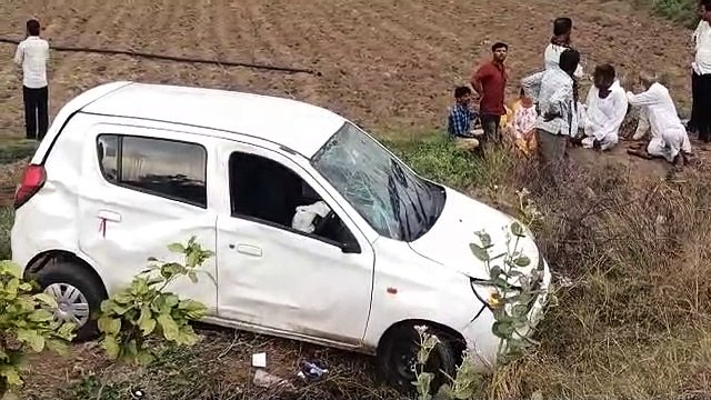 अनियंत्रित होकर पलटी कार, तीन घायल