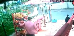 Rüzgarla ilerleyen cips standının peşine taktığı marketçiye hırsız şoku