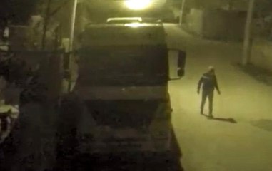 Tırdan söktüğü 60 kiloluk aküyü kucaklayıp kaçtı.. O anlar kamerada