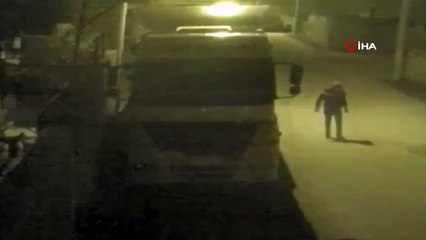 Tırdan söktüğü 60 kiloluk aküyü kucaklayıp kaçtı.. O anlar kamerada