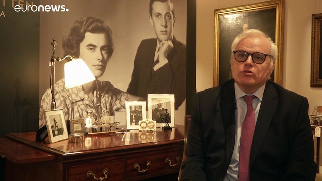 Sale a subasta una colección de joyas de luto de la reina Victoria