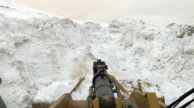 Ağrı'da 'kar kaplanları'nın 4 köyde yol açma çalışması