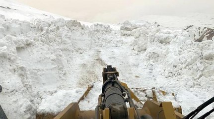 Ağrı'da 'kar kaplanları'nın 4 köyde yol açma çalışması