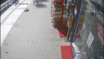 Market sahibi şiddetli rüzgarın hareket ettirdiği cips standını koşarak yakaladı