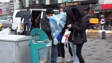 Taksim’de şiddetli rüzgar vatandaşlara zor anlar yaşattı