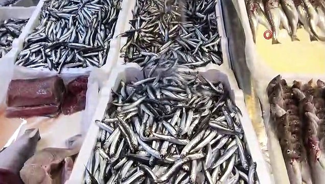 Tezgahlarda kilosu 40 TL’den satılan hamsi fiyatına rağmen talep görüyor