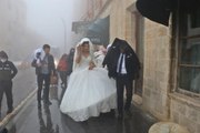 Mardin'de yağmur ve sis; gelin- damat zor anlar yaşadı