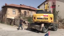 KONYA Konya'da fırtına; kerpiç ev yıkıldı, binanın çatısı uçtu