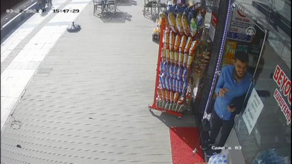 MANİSA - Market sahibi şiddetli rüzgarın hareket ettirdiği cips standını koşarak yakaladı