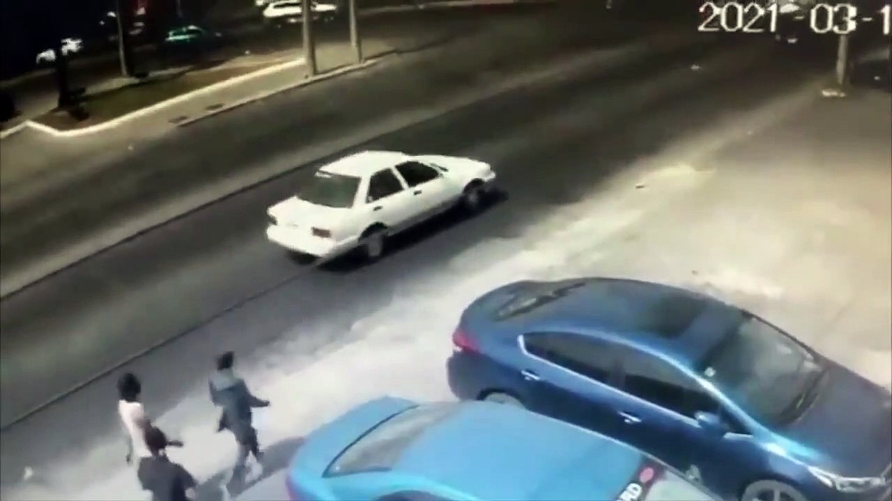 Un conductor arrolló y mató a los ladrones que le habían robado el celular