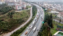 4 kişinin yaralandığı zincirleme trafik kazası, TEM'i trafiğe kapattı