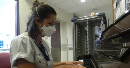 Une infirmière joue du piano à l'hôpital pour remonter le moral des patients et des médecins