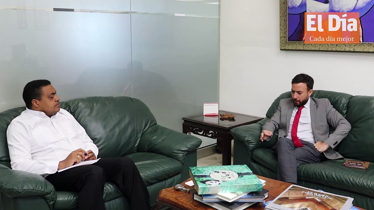 Agustín Laje habla del aborto y las tres causales en una visita al director de El Día