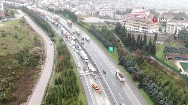 Son dakika haber... 4 kişinin yaralandığı zincirleme trafik kazası TEM'i trafiğe kapattı