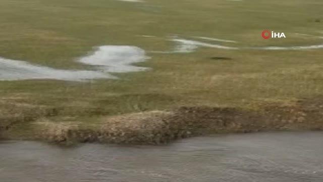 Bin 500 rakımlı yaylada sağanak sonrası menderesler taştı