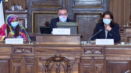 Vaccins: Hidalgo demande d'aller plus vite pour les policiers, caissières, services publics