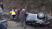 DÜZCE Otomobil şarampole yuvarlandı, kurtarma çalışmalarını izleyenler canlı yayın yaptı 2 yaralı