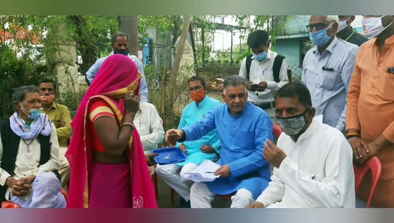 स्कूल शिक्षा राज्यमंत्री इंदर सिंह  परमार ने बनाई चाय और लोगों को पिलाई भी