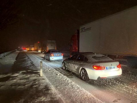 Afyonkarahisar-Antalya karayolu kar nedeniyle ulaşıma kapandı